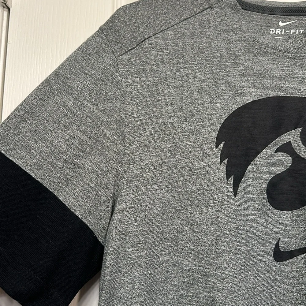 Men's Nike Hawkeyes Gray & Black Dri-Fit Pullover Graphic Swoosh Shirt Size Med